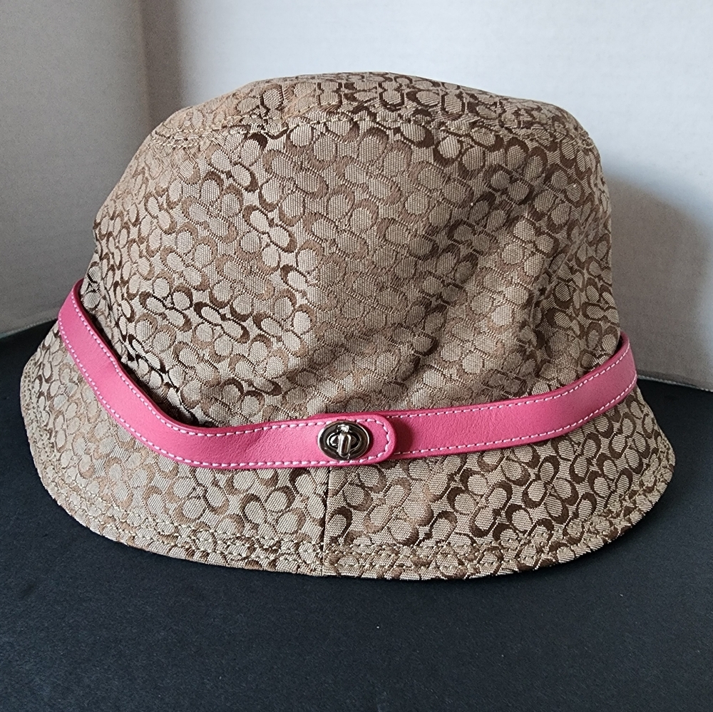 SOLD✨️NWT✨️ Coach Vintage Signature Jacquard Mini C Bucket Hat With Pink